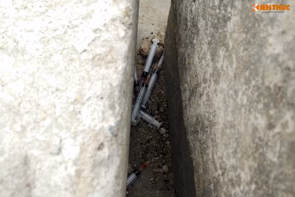 Nhiều chiếc kim tiêm còn bị vứt thành đống nhỏ nằm bên trong khe của các khối bê tông tại công trường.