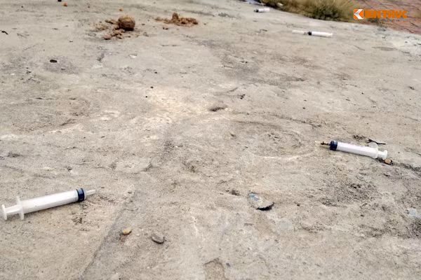Những chiếc kim tiêm bị vứt bừa bãi tại khu vực công trường tuyến đường sắt đô thị ga Hà Nội - Nhổn trên đường Kim Mã.