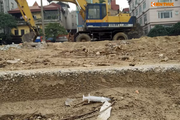 Người dân gần khu vực đều kinh hãi trước hàng loạt bơm kim tiêm vẫn dính máu xuất hiện tại đây.