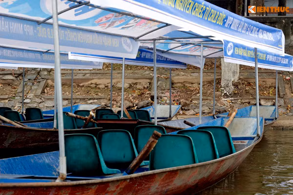 Những lái đò chở khách đều có kỹ năng, được qua lớp đào tạo và có văn hóa ứng xử khéo léo. Các đò, thuyền đã được trang bị ghế ngồi mới, mái lợp. Ban tổ chức quy định, xuồng máy chỉ được trang bị cho các lực lượng chức năng, nếu ngồi trên xuồng phải mặc đồng phục ngành, phát hiện dùng xuồng máy chở khách sẽ bị xử phạt nặng.