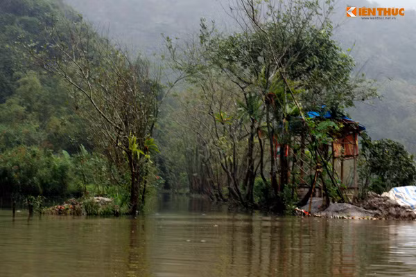 Ban tổ chức lễ hội vẫn tổ chức việc đốt rác thải để đảm bảo môi trường sạch sẽ cho không gian Lễ hội chùa Hương năm 2017 trên cả đường bộ và dòng suối Yến.