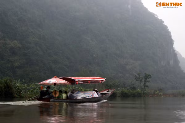Nguyên vật liệu, hàng hóa nhanh chóng được đưa vào bên trong các ki - ốt phục vụ lễ hội.