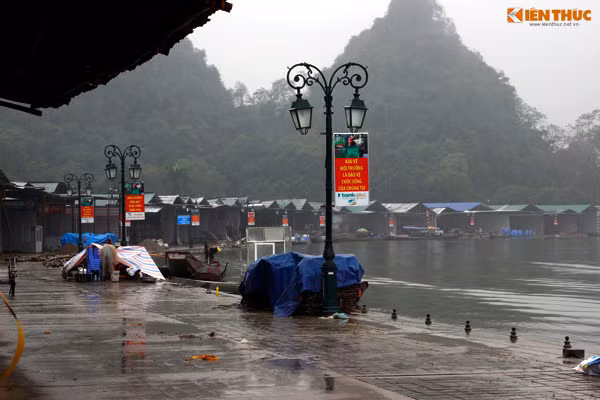 Hiện tại, các ki - ốt kinh doanh trong khu vực lễ hội đang hối hả, tất bật sửa sang để kịp thời gian phục vụ du khách về trẩy hội chùa Hương.