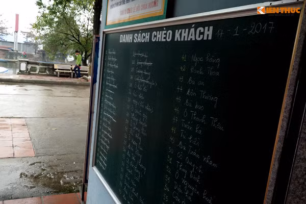 Lái đò tham gia chèo khách được ghi tên lên bảng thông báo vừa để du khách dễ dàng nhận biết, ban tổ chức dễ dàng theo dõi.