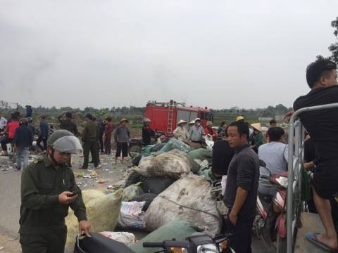 Trước sự việc trên, lực lượng chức năng được tăng cường, cả xe cứu hỏa cũng được điều động đến khu vực bãi rác để giữ trật tự.