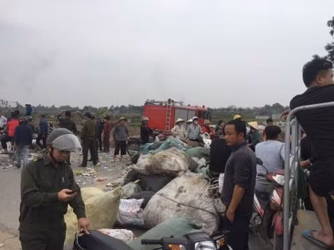 Trước sự việc trên, lực lượng chức năng được tăng cường, cả xe cứu hỏa cũng được điều động đến khu vực bãi rác để giữ trật tự.