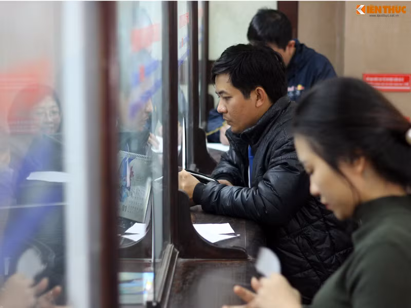 Theo ghi nhận của PV Kiến Thức, từ chiều 24/1 (tức ngày 27 tháng Chạp), nhiều hành khách bắt đầu đổ về ga Hà Nội mua vé tàu để kịp thời gian lên đúng chuyến về quê ăn Tết Nguyên đán Đinh Dậu 2017.