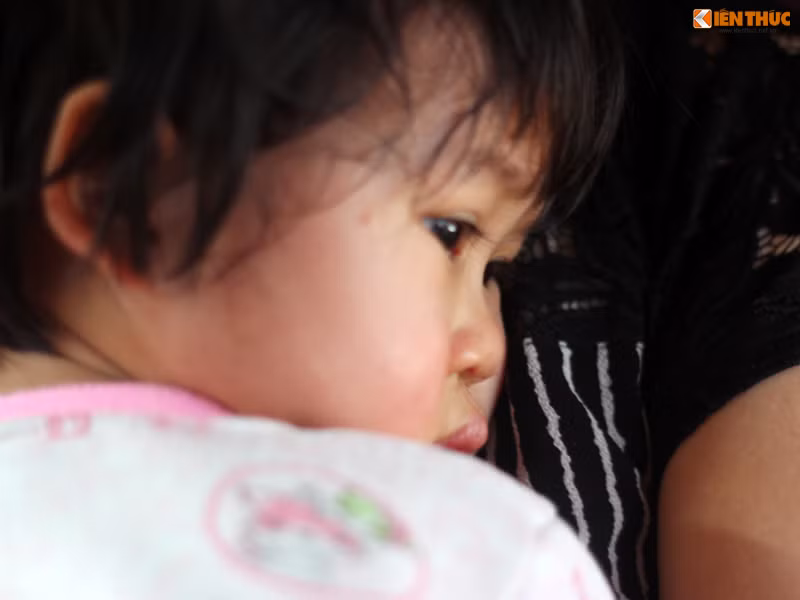 Nhiều em nhỏ tỏ ra mệt mỏi khi theo người thân đi tàu về quê đón Tết.