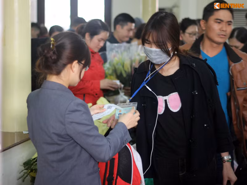 Nhân viên nhà ga Hà Nội tiến hành kiểm soát vé hành khách nghiêm ngặt, chặt chẽ, đồng thời tuyên truyền và bắt buộc hành khách phải mua vé đi tàu theo quy định.