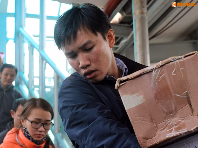 Hành khách đi tàu về quê đều mang theo nhiều đồ đạc lỉnh kỉnh.