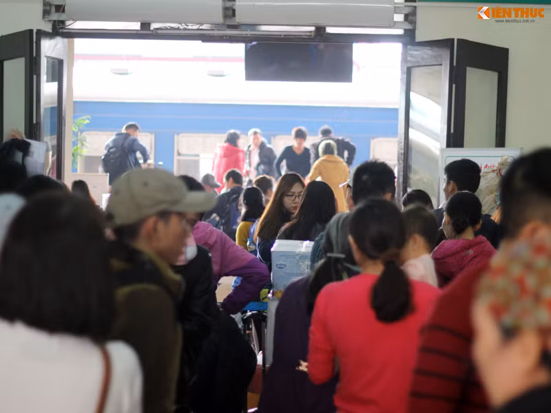 Hành khách đều xếp hàng và giữ an ninh trật tự ở cửa soát vé, không xảy ra tình trạng chen lấn xô đẩy nhau.