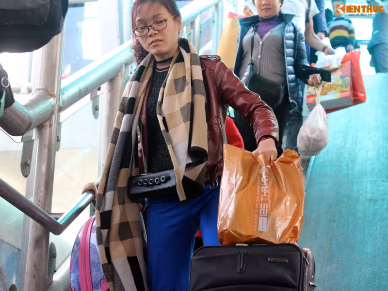 Nhiều túi to, ba lô được nữ khách mang theo lên tàu về quê đón Tết.