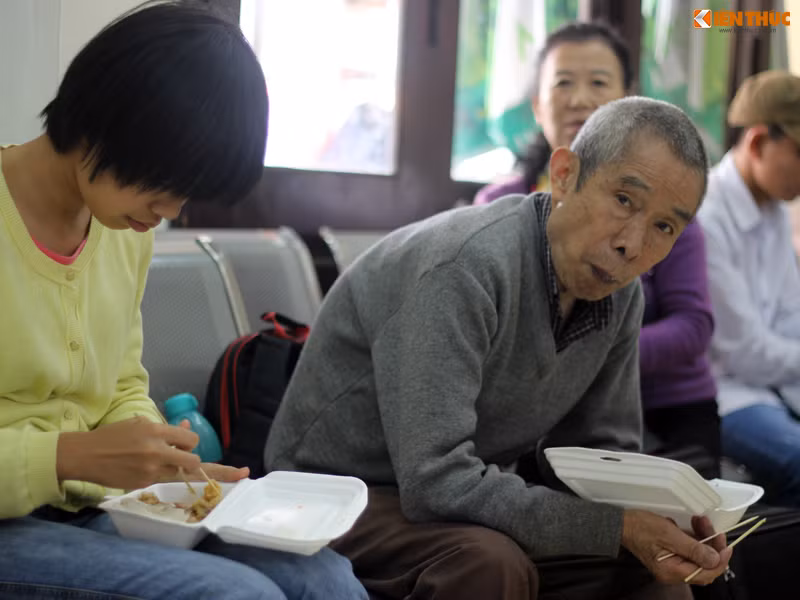 Mặc dù, lượng người về ga Hà Nội mua vé để về quê đến thời điểm này không quá đông nhưng một số hành khách vẫn lo lắng, sợ lỡ chuyến tàu nên đến ga rất sớm và tranh thủ lót dạ bằng những món ăn nhanh.