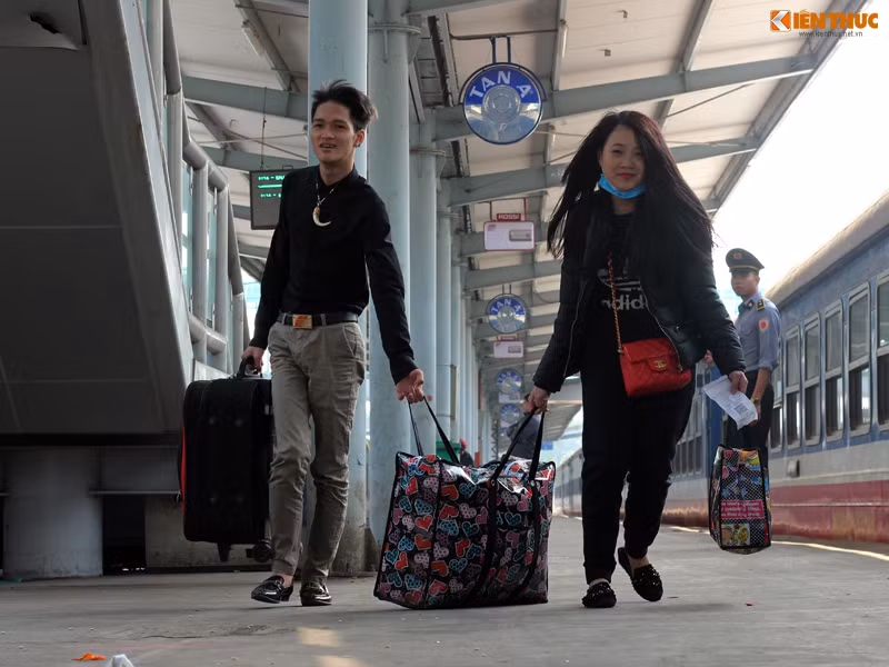 Dù phải mang theo nhiều đồ đạc nặng nhọc nhưng đôi bạn trẻ vẫn luôn nở nụ cười rất tươi bởi không phải chen chúc nhau mua vé, ra ga kịp chuyến tàu.