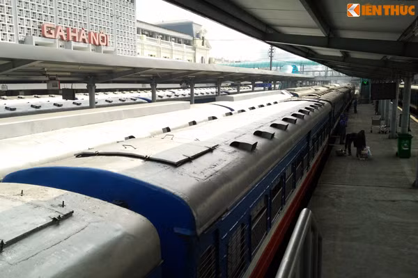 Các đoàn tàu ở ga Hà Nội sẵn sàng phục vụ người dân kịp thời gian về quê ăn Tết với người thân, gia đình.