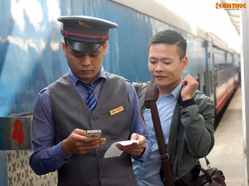 Nhân viên kiểm soát vé và tra lại thông tin khách hàng thêm lần nữa trước khi để hành khách lên tàu.