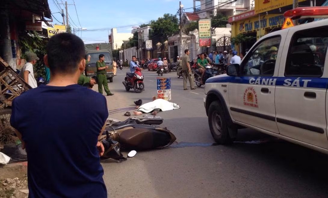 Hiện trường vụ tai nạn xe tải tông chết nạn nhân rồi bỏ chạy.