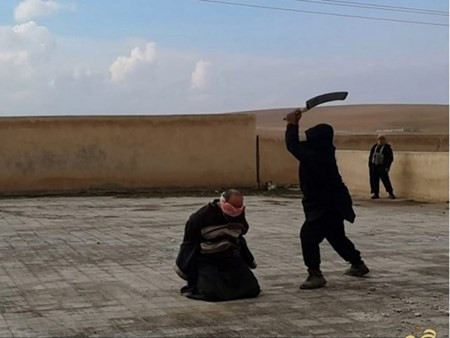 Lan dau tien phien quan IS chat dau hai phu nu