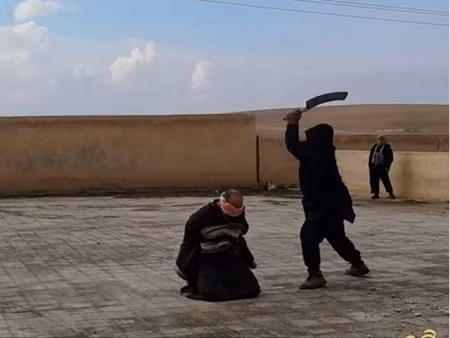 Lan dau tien phien quan IS chat dau hai phu nu