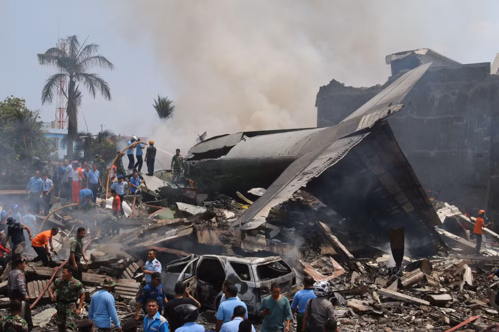 Cảnh đổ nát do máy bay rơi ở Indonesia. Đại diện Bệnh viện Đa khoa Adam Malik, ông Sairi M.Saragih cho biết, 20 thi thể nạn nhân trong vụ máy bay rơi đã được đưa tới bệnh viện này.