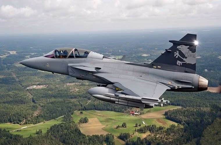 “Câu hỏi đặt ra là điều này có nằm ngoài khả năng của tiêm kích hạng nặng khi tôi chưa bao giờ thấy điều đó trước đây với các máy bay chiến đấu Sukhoi và MiG của Nga".