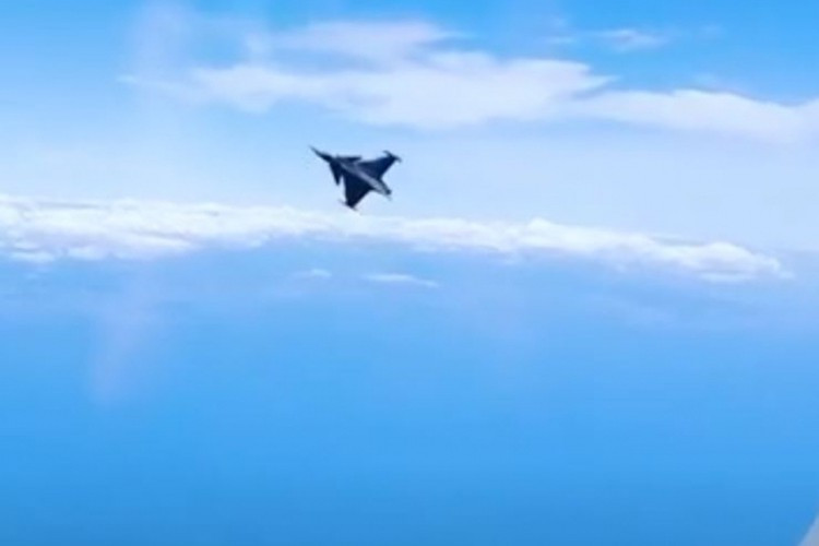 Căn cứ vào hình ảnh, dễ dàng nhận thấy máy bay chiến đấu JAS-39 của không quân Thụy Điển thực hiện một thao tác cực kỳ nhanh và rất phức tạp, hình ảnh này đã thu hút nhiều ý kiến bình luận tỏ ý ngưỡng mộ đối với Gripen.