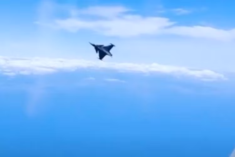 Căn cứ vào hình ảnh, dễ dàng nhận thấy máy bay chiến đấu JAS-39 của không quân Thụy Điển thực hiện một thao tác cực kỳ nhanh và rất phức tạp, hình ảnh này đã thu hút nhiều ý kiến bình luận tỏ ý ngưỡng mộ đối với Gripen.