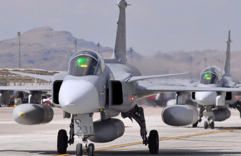 "Có phải đó là tiêm kích JAS-39 Gripen? Tôi không nghĩ rằng chiếc máy bay này quá nhanh và cơ động đến vậy, nó trông có vẻ rất tốt".