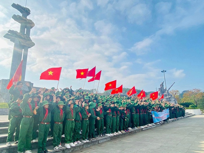 Trong cuộc kháng chiến chống Mỹ cứu nước, Truông Bồn có vị trí chiến lược đặc biệt quan trọng, là "tuyến đường độc đạo", nơi kết nối các huyết mạch giao thông từ hậu phương miền Bắc chi viện sức người, sức của cho chiến trường miền Nam. Từ 1964 - 1968 đế quốc Mỹ đã tập trung máy bay ném bom hòng phá hủy con đường vận tải chiến lược này.