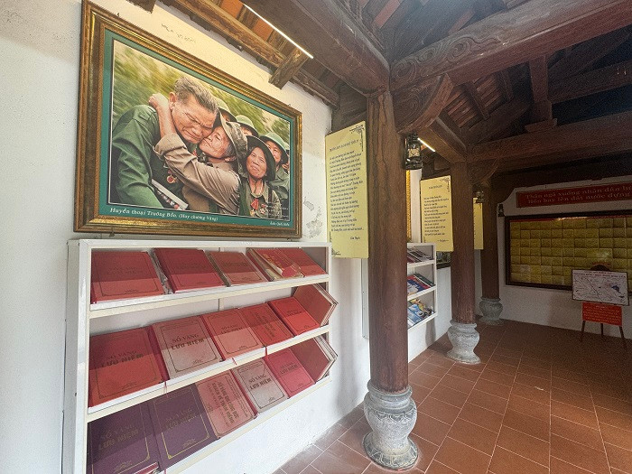 Chị Diễm Phước, một du khách đến từ TP Hà Tĩnh cho biết: “Khi nghe kể tới sự hy sinh của 13 chiến sĩ TNXP, tất cả đoàn chúng tôi đã khóc vì thương cho 11 cô gái và 2 chàng trai khi mà chỉ còn ít giờ nữa, Mỹ sẽ tuyên bố ngừng ném bom trên toàn miền Bắc, họ sẽ bước về phía hòa bình với nhiều dự định cho tương lai. Đặc biệt, trong nhóm 13 TNXP này, có 5 chị chuẩn bị bước vào giảng đường, giấy báo nhập học vẫn đang gói trong những chiếc khăn mùi soa; và cũng chỉ 1 giờ nữa thôi, chị Tâm, anh Hòa sẽ đưa nhau về làm lễ đính hôn…”