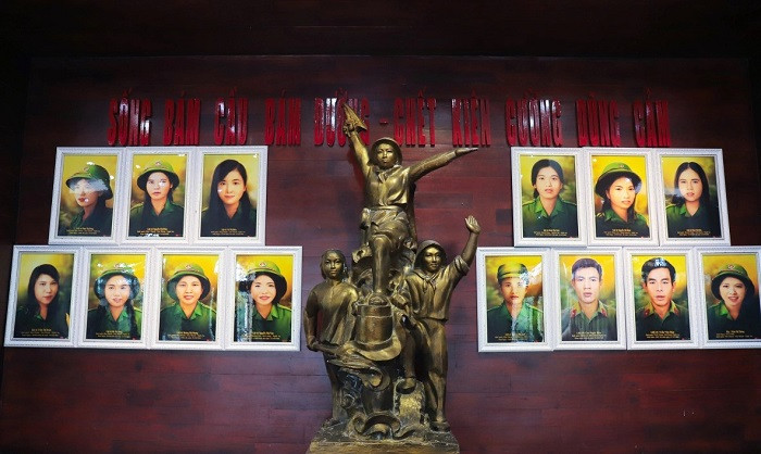 Ảnh chân dung các chiến sĩ TNXP thuộc Tiểu đội 2 được in ra, đặt trang trọng ở lối ra vào nhà truyền thống.