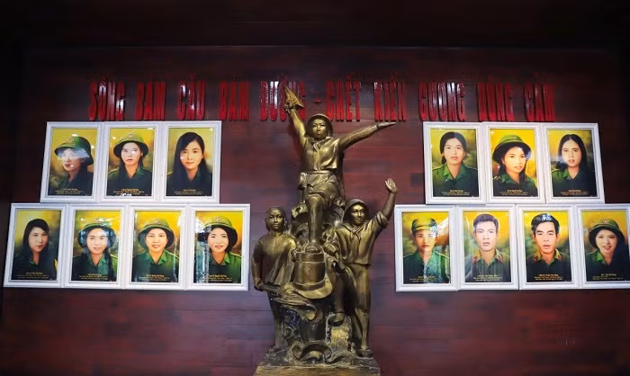 Ảnh chân dung các chiến sĩ TNXP thuộc Tiểu đội 2 được in ra, đặt trang trọng ở lối ra vào nhà truyền thống.