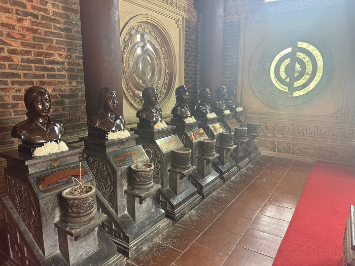 Ngày 23/9/2008, Chủ tịch nước Cộng hòa Xã hội Chủ nghĩa Việt Nam có quyết định phong tặng danh hiệu Anh hùng Lực lượng vũ trang nhân dân cho tập thể 14 chiến sĩ TNXP Truông Bồn thuộc Đại đội 317, Đội 65, Tổng đội TNXP chống Mỹ cứu nước, tỉnh Nghệ An.