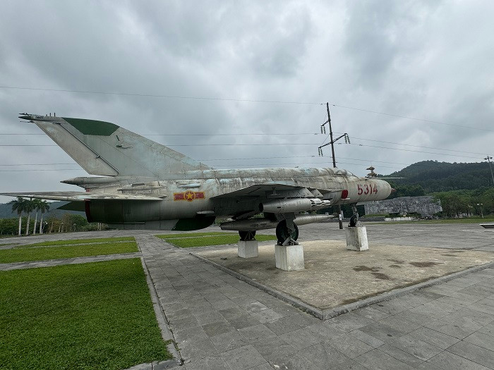 Một số hiện vật như: Máy bay tiêm kích Mig-21, tên lửa phòng không Vonga-20DCY, pháo cao xạ 57mm, xe vận tải Zil-157 được trưng bày tại quảng trường.