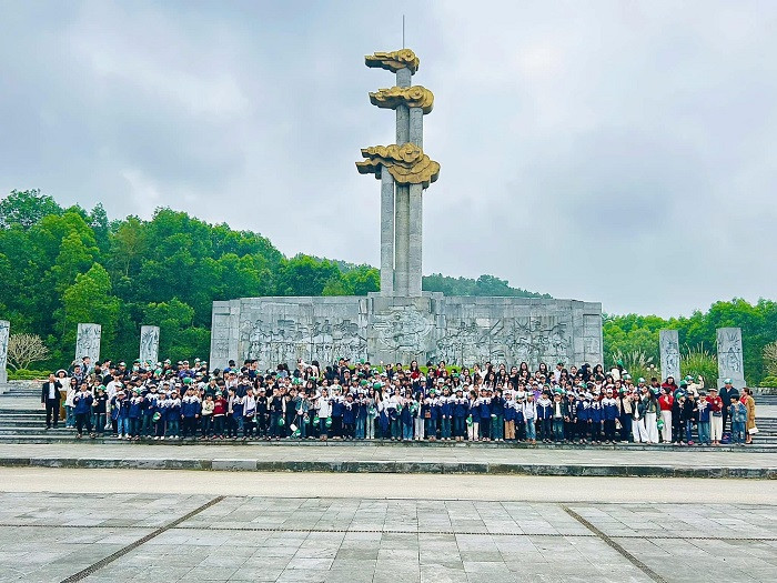 Khu di tích lịch sử Truông Bồn tọa lạc tại xã Mỹ Sơn, huyện Đô Lương, tỉnh Nghệ An. Tuyến đường Truông Bồn có chiều dài 5km, ở độ cao gần 70m trên dãy núi Thung Nưa có đỉnh cao nhất là 450m so với mực nước biển, nằm trên tuyến đường chiến lược 15A hay còn gọi là đường 30 - đi qua địa phận xã Mỹ Sơn.