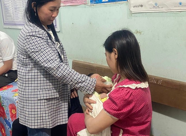 Bé 1 tháng tuổi bị bỏ rơi trước cổng nhà dân ở Nghệ An Be 1 thang tuoi bi bo roi truoc cong nha dan o Nghe An