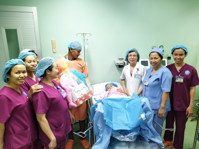 Hai be trai va gai chao doi dung 0h dem giao thua Canh Ty-Hinh-4