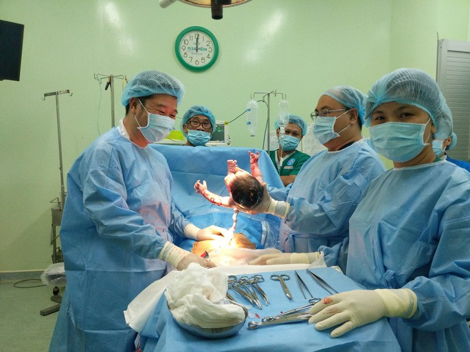 Hai be trai va gai chao doi dung 0h dem giao thua Canh Ty