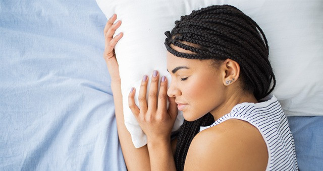 Nếu chị em đêm nào cũng đang thoa mỹ phẩm, thì hãy dành cho da mình tần suất "không thoa gì" ở mức độ không thường xuyên, ví dụ 1 tháng 2 lần. Chị em nào không quá phụ thuộc vào mỹ phẩm, có thể 1 tuần 1 - 2 đêm không thoa. Như vậy sẽ là tốt hơn trong môi trường ô nhiễm không khí hiện nay.