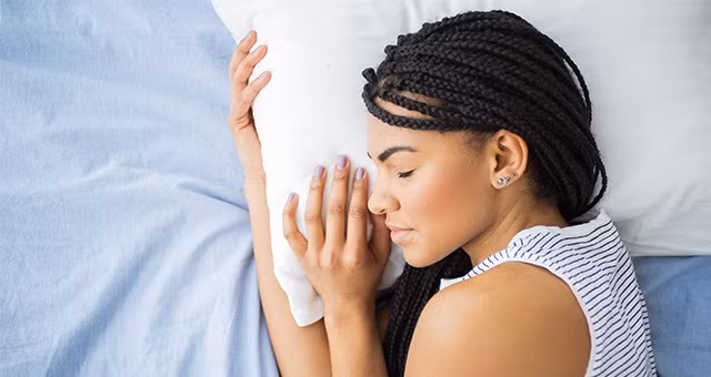 Nếu chị em đêm nào cũng đang thoa mỹ phẩm, thì hãy dành cho da mình tần suất "không thoa gì" ở mức độ không thường xuyên, ví dụ 1 tháng 2 lần. Chị em nào không quá phụ thuộc vào mỹ phẩm, có thể 1 tuần 1 - 2 đêm không thoa. Như vậy sẽ là tốt hơn trong môi trường ô nhiễm không khí hiện nay.