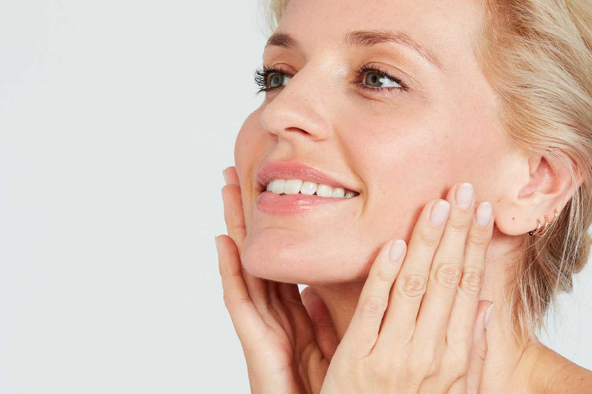 Theo chuyên gia Nguyễn Anh Thư, bản chất da của chúng ta tự bong các tế bào chết, do vậy, thông thường chúng ta sẽ không cần các loại mỹ phẩm tẩy da chết. Chỉ nên dùng trong 2 trường hợp: 1 là sần sùi bong tróc, 2 là có nhiều bít tắc không viêm (mụn đầu trắng, mụn đầu đen, mụn ẩn không sưng không mủ). Chúng ta không cần tẩy da chết với mục đích làm trắng, đặc biệt trong bối cảnh ô nhiễm không khí hiện nay.