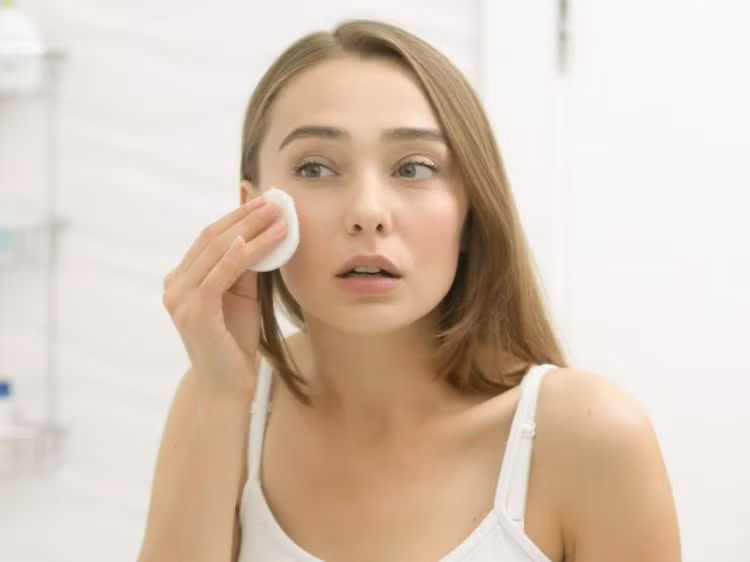 Lý do là vì sử dụng mỹ phẩm trong môi trường ô nhiễm nếu gây bắt bụi thì chắc chắn sẽ hại hơn là khi không thoa gì cả. Nên chị em đừng ngại nếu ra đường ban ngày mà không dùng mỹ phẩm, hay không chống nắng (nếu không thể tìm sản phẩm khô ráo).