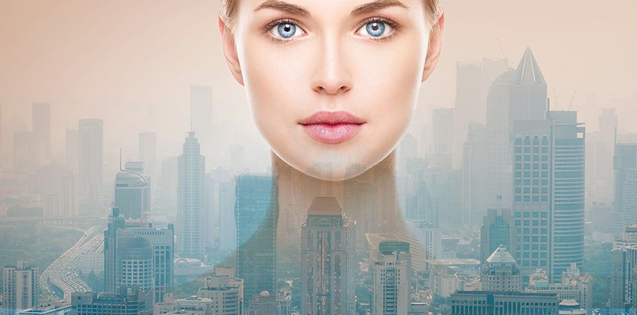 Khi không khí ngày càng ô nhiễm, bạn sẽ thấy da của bạn "chết" nhiều hơn, lớp da chết dầy hơn. Đây chính là cách phòng vệ hết sức tự nhiên của cơ thể. Vì thế, sẽ là sai lầm nếu bạn vẫn tích cực tẩy da chết theo phương pháp của những người đang sống ở môi trường trong sạch. Điều ấy sẽ khiến lớp da sống (và cả những khu vực dưới da) bị tổn thương nhiều hơn. Nó đi ngược với quá trình thay đổi để thích nghi với môi trường của chúng ta - những người đang sống trong thành phố ô nhiễm nhất thế giới.