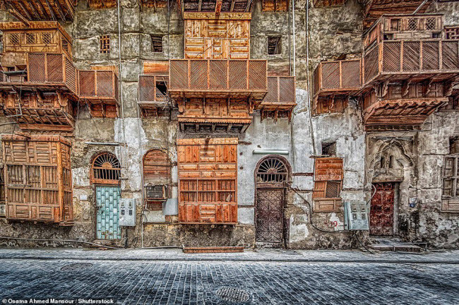 Jeddah, Ả Rập Saudi: Thị trấn cố được hình thành từ thế kỷ thứ 7 và hiện nó vẫn giữ được những công trình kiến trúc truyền thóng của Biển Đỏ, với nhiều nhà tháp được xây dựng bằng đá san hô và gỗ.