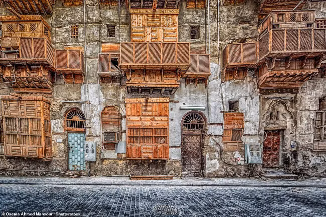 Jeddah, Ả Rập Saudi: Thị trấn cố được hình thành từ thế kỷ thứ 7 và hiện nó vẫn giữ được những công trình kiến trúc truyền thóng của Biển Đỏ, với nhiều nhà tháp được xây dựng bằng đá san hô và gỗ.