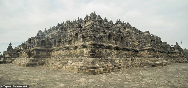 Borobudur, Indonesia: Ngôi đền đạo Phật lớn nhất thế giới được xây dựng vào thế kỷ thứ 9. Công trình này có 9 tầng, xếp chồng lên nhau bao gồm 6 vuông, 3 tròn và trên cùng là một mái tròn.
