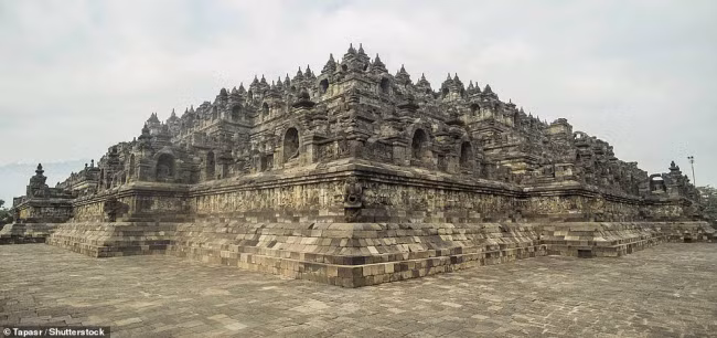 Borobudur, Indonesia: Ngôi đền đạo Phật lớn nhất thế giới được xây dựng vào thế kỷ thứ 9. Công trình này có 9 tầng, xếp chồng lên nhau bao gồm 6 vuông, 3 tròn và trên cùng là một mái tròn.