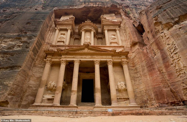 Đền Al-Khazneh, Jordan: Công trình thực chất là lăng mộ cho nhà vua Aretas IV của người Nabatean. Mặc dù các bức tượng bên ngoài bị xói mòn bởi mưa và gió, du khách có thể chiêm ngưỡng tượng 4 con chim đại bàng còn khá nguyên vẹn ở đây.