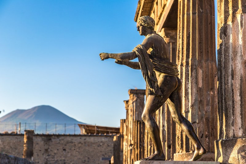 7. Pompeii, Ý: Một trong những vụ phun trào nổi tiếng nhất mọi thời đại vào năm 79 sau Công nguyên của núi Vesuvius, đã chôn vùi hoàn toàn Pompeii - thành phố La Mã cổ đại dưới một "tấm chăn dày" của tro núi lửa. Thành phố này đã bị bỏ hoang gần 2.000 năm, cho đến khi các nhà thám hiểm phát hiện ra nó vẫn còn khá nguyên vẹn, bên dưới mặt đất và những mảnh vụn vào năm 1748.