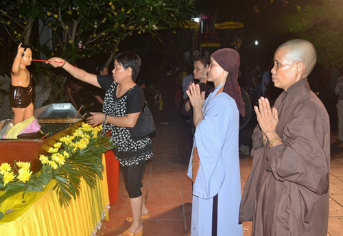 Dai le Phat Dan: Tai sao phai tam Phat trong ngay Phat dan sinh?-Hinh-2